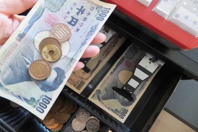 レジの中の紙幣と硬貨