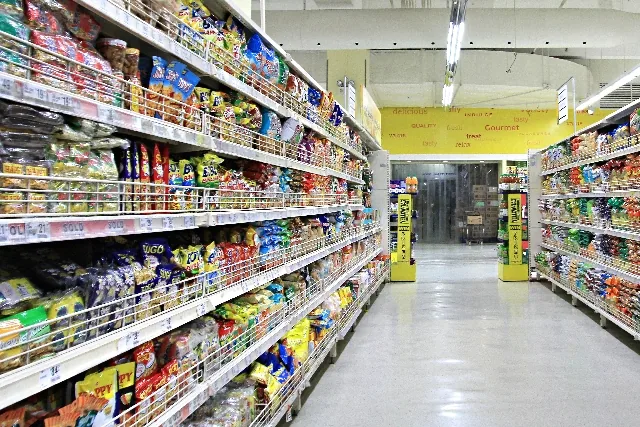 商品が並ぶ店舗の通路